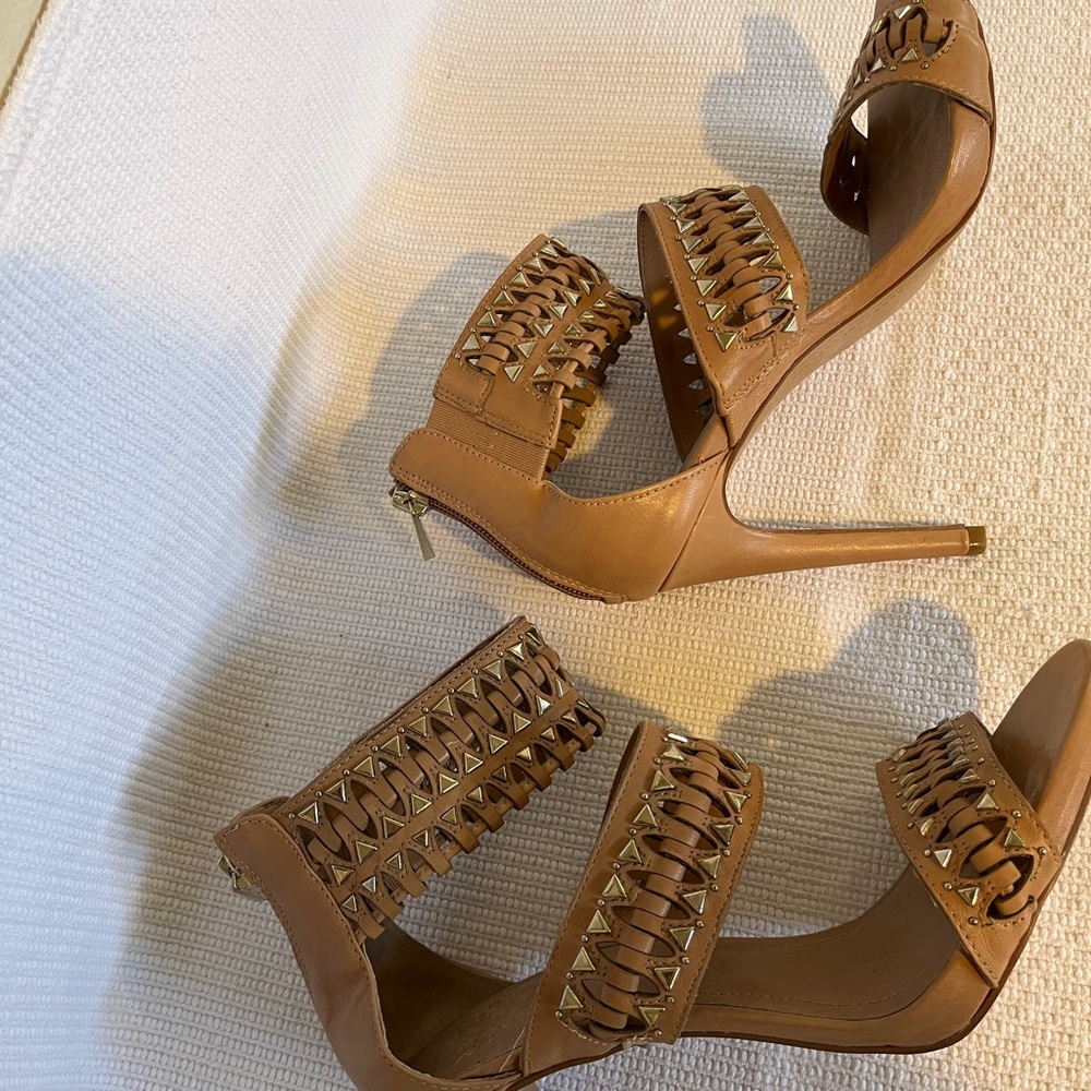 VINCE CAMUTO SEXY STUD SANDAL SIZE 9